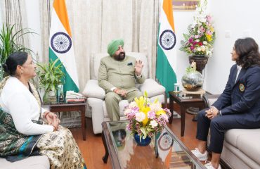 राज्यपाल से शिष्टाचार भेंट करती हुईं महिला क्रिकेटर स्नेह राणा।