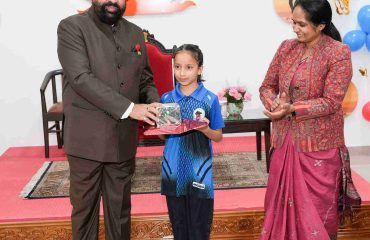 बाल दिवस के अवसर पर राजभवन में आयोजित ‘‘अमृत पीढ़ी संवाद’’ कार्यक्रम में बालिका को सम्मानित करते हुए राज्यपाल।