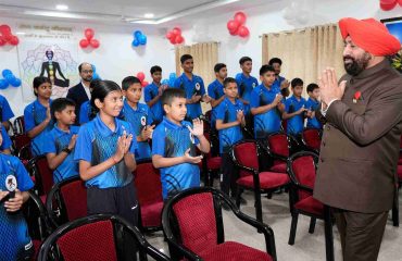 बाल दिवस के अवसर पर राजभवन में आयोजित ‘‘अमृत पीढ़ी संवाद’’ कार्यक्रम में बच्चों से मुलाकात कर संवाद करते हुए राज्यपाल।