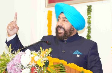 मसूरी स्थित ऐतिहासिक सेंट जॉर्ज कॉलेज में आयोजित ‘‘योगधरा’’ कार्यक्रम को संबोधित करते हुए राज्यपाल।