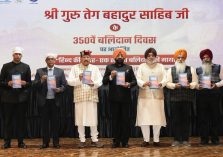 कार्यक्रम में , ऋषिकेश के बच्चों को सम्मानित करते हुए राज्यपाल।;?>