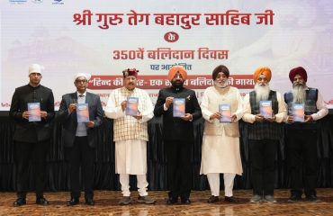 कार्यक्रम में , ऋषिकेश के बच्चों को सम्मानित करते हुए राज्यपाल।