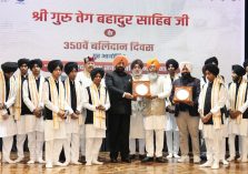 राजभवन में श्री गुरु तेग बहादुर जी के 350वें शहीदी वर्ष कार्यक्रमों की श्रृंखला में आयोजित कार्यक्रम को संबोधित करते हुए राज्यपाल।;?>