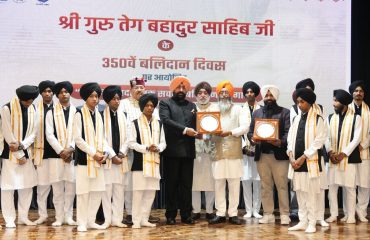 राजभवन में श्री गुरु तेग बहादुर जी के 350वें शहीदी वर्ष कार्यक्रमों की श्रृंखला में आयोजित कार्यक्रम को संबोधित करते हुए राज्यपाल।