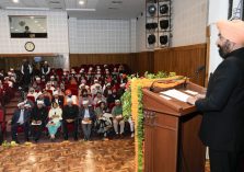 कार्यक्रम का विमोचन करते हुए राज्यपाल।;?>