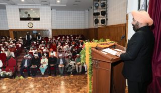 कार्यक्रम का विमोचन करते हुए राज्यपाल।