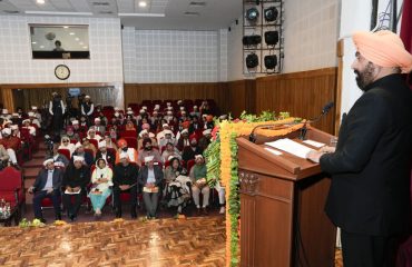 कार्यक्रम का विमोचन करते हुए राज्यपाल।