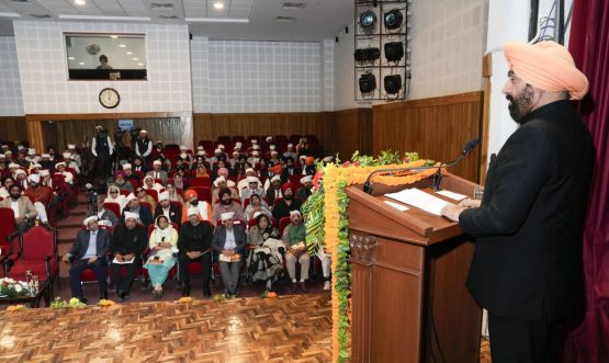 कार्यक्रम का विमोचन करते हुए राज्यपाल।