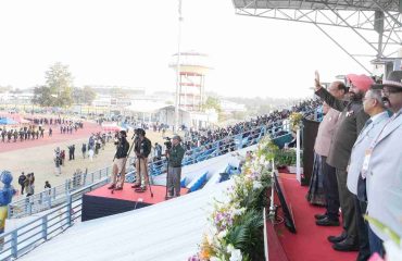 Governor interacting wit the players