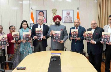 Officials of Reach organization meeting the Governor and giving presentation regarding the Heritage Mahotsav organized every year in Dehradun.