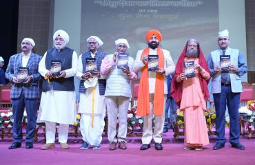कार्यक्रम के अवसर पर गुरु के समग्र जीवन पर आधारित- सीसु दिआ परु सिररु न दिआ-धर्म रक्षक गुरु तेग बहादुर’ पुस्तक का विमोचन करते हुए राज्यपाल।
