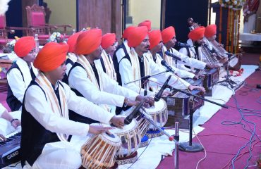 उत्तराखण्ड संस्कृत विश्वविद्यालय हरिद्वार में हिन्द की चादर- गुरु तेग बहादुर जी की 350 वीं शहादत स्मृति दिवस के अवसर पर दो दिवसीय राष्ट्रीय संगोष्ठी में सबद-कीर्तन करते हुए कलाकार।