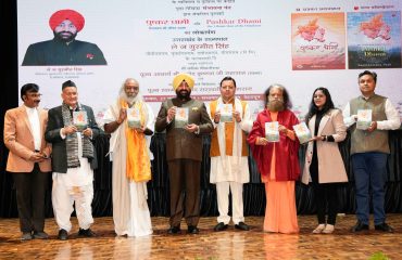 पुष्कर धामीः हिमालय की जीवंत ऊष्मा और Pushkar Dhami: The Vibrant Heat of the Himalayas पुस्तकों का विमोचन करते हुए राज्यपाल एवं मुख्यमंत्री।