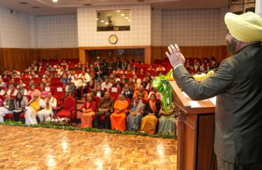राजभवन में आयोजित पुष्कर धामीः हिमालय की जीवंत ऊष्मा और Pushkar Dhami: The Vibrant Heat of the Himalayas पुस्तक विमोचन कार्यक्रम को संबोधित करते हुए राज्यपाल।