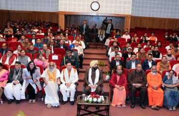 राजभवन में आयोजित पुष्कर धामीः हिमालय की जीवंत ऊष्मा और Pushkar Dhami: The Vibrant Heat of the Himalayasपुस्तक विमोचन कार्यक्रम में प्रतिभाग करते हुए राज्यपाल एवं मुख्यमंत्री।
