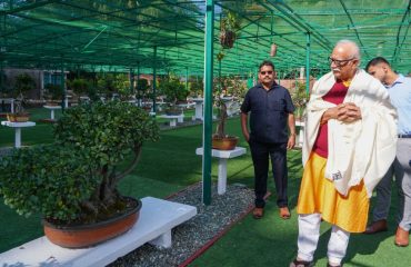 राजभवन स्थित बोनसाई गार्डन का भ्रमण करते हुए गोवा के राज्यपाल श्री पी. अशोक गजपति राजू।