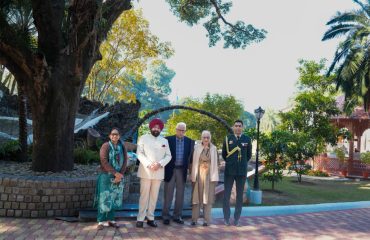 राजभवन परिसर में भ्रमण के दौरान राज्यपाल लेफ्टिनेंट जनरल गुरमीत सिंह (से नि) एवं जम्मू एवं कश्मीर के पूर्व राज्यपाल श्री एन.एन. वोहरा।