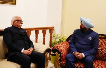 राज्यपाल लेफ्टिनेंट जनरल गुरमीत सिंह (से नि) से शिष्टाचार भेंट करते हुए गोवा के राज्यपाल श्री पी. अशोक गजपति राजू।