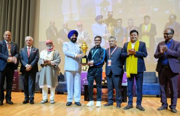 कार्यक्रम के अवसर पर विज्ञान सम्मेलन के विजेताओं को युवा वैज्ञानिक सम्मान से सम्मानित करते हुए राज्यपाल।