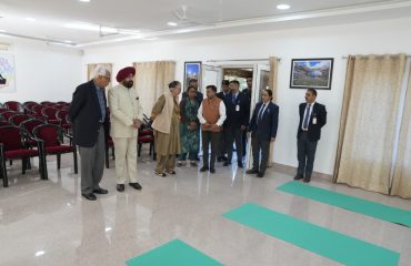 राजभवन परिसर में स्थित योगा केंद्र का भ्रमण करते हुए राज्यपाल लेफ्टिनेंट जनरल गुरमीत सिंह (से नि) एवं जम्मू एवं कश्मीर के पूर्व राज्यपाल श्री एन.एन. वोहरा।