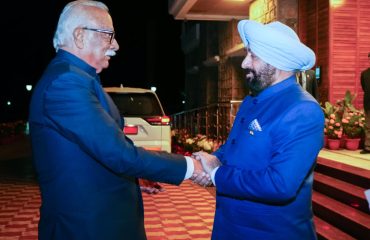 गोवा के राज्यपाल श्री पी. अशोक गजपति राजू का उत्तराखण्ड भ्रमण पर राजभवन देहरादून पहुंचने पर उनका स्वागत करते हुए राज्यपाल लेफ्टिनेंट जनरल गुरमीत सिंह (से नि)।