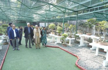 राजभवन परिसर में स्थित बोनसाई गार्डन का भ्रमण करते हुए जम्मू एवं कश्मीर के पूर्व राज्यपाल श्री एन.एन. वोहरा।