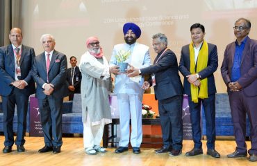 ग्राफिक एरा डीम्ड विश्वविद्यालय में आयोजित कार्यक्रम में राज्यपाल का स्वागत करते हुए अधिकारीगण।