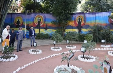 राजभवन स्थित नक्षत्र वाटिका का भ्रमण करते हुए गोवा के राज्यपाल श्री पी. अशोक गजपति राजू।