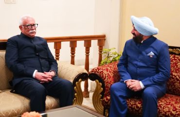 राजभवन में गोवा के राज्यपाल श्री पी. अशोक गजपति राजू से वार्ता करते हुए राज्यपाल लेफ्टिनेंट जनरल गुरमीत सिंह (से नि)।