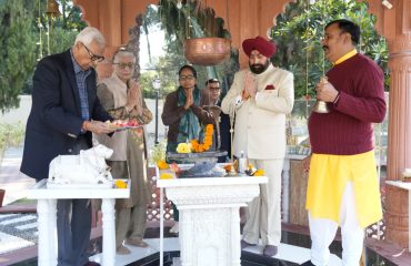 राजभवन परिसर में स्थित राजप्रज्ञेश्वर महादेव मंदिर में पूजा-अर्चना करते हुए राज्यपाल लेफ्टिनेंट जनरल गुरमीत सिंह (से नि) एवं जम्मू एवं कश्मीर के पूर्व राज्यपाल श्री एन.एन. वोहरा।