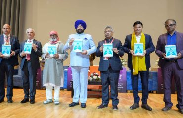 कार्यक्रम के अवसर पर वाटर रिसोर्सेज ऑफ हिमालय रीजन पुस्तक का विमोचन करते हुए राज्यपाल।