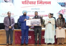 लोक भवन में कार्मिक को सम्मानित करते हुए राज्यपाल।;?>