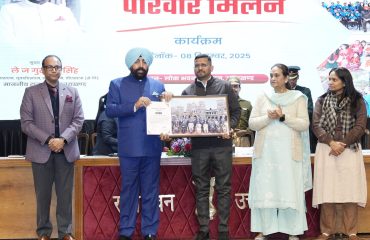 लोक भवन में कार्मिक को सम्मानित करते हुए राज्यपाल।