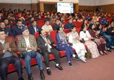 लोक भवन में आयोजित “परिवार मिलन समारोह” में प्रतिभाग करते हुए कर्मचारीगण एवं उनके परिवारजन।;?>