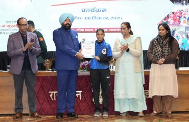 लोक भवन में उत्कृष्ट प्रदर्शन के लिए छात्रा को सम्मानित करते हुए राज्यपाल।