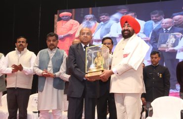 राज्यपाल को स्मृति चिन्ह भेंट करते हुए परिषद के संस्थापक।