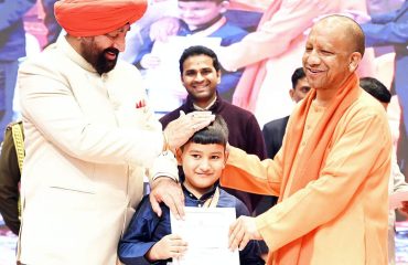 विद्यार्थियों को सम्मानित करते हुए राज्यपाल लेफ्टिनेंट जनरल गुरमीत सिंह (से नि) एवं मुख्यमंत्री योगी आदित्यनाथ।