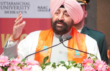 देहरादून के छठे दीक्षांत समारोह कार्यक्रम को संबोधित करते हुए राज्यपाल।