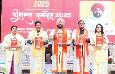 छठे दीक्षांत समारोह कार्यक्रम के अवसर पर विश्वविद्यालय की स्मारिका का विमोचन करते हुए राज्यपाल।