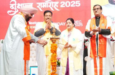 छठे दीक्षांत समारोह कार्यक्रम का दीप प्रज्वलित कर शुभारंभ करते हुए राज्यपाल।