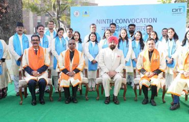 डी.आई.टी. विश्वविद्यालय, देहरादून के नवम् दीक्षांत समारोह के अवसर पर विश्वविद्यालय के शिक्षकों एवं छात्र-छात्राओं के साथ राज्यपाल।