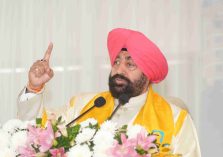 The Governor addressing the gathering at the 9th Convocation Ceremony of DIT University, Dehradun.;?>