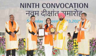 The Governor presenting a silver medal and degree to a female student of DIT University, Dehradun, at the 9th Convocation Ceremony.