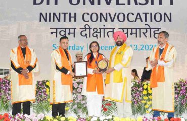 The Governor presenting a silver medal and degree to a female student of DIT University, Dehradun, at the 9th Convocation Ceremony.