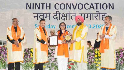 The Governor presenting a silver medal and degree to a female student of DIT University, Dehradun, at the 9th Convocation Ceremony.