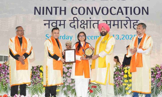 The Governor presenting a silver medal and degree to a female student of DIT University, Dehradun, at the 9th Convocation Ceremony.