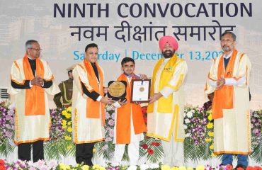 The Governor presenting a gold medal and degree to a student of DIT University, Dehradun, at the 9th Convocation Ceremony.