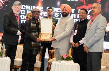 दून कल्चरल एंड लिटरेरी सोसायटी द्वारा आयोजित ‘‘क्राइम लिटरेचर फेस्टिवल’’ के अवसर पर प्रसिद्ध फिल्म निर्देशक श्री केतन मेहता को स्मृति चिन्ह भेंट करते हुए राज्यपाल।
