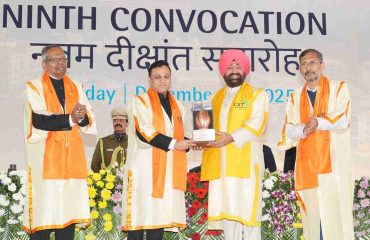 डी.आई.टी. विश्वविद्यालय, देहरादून के नवम् दीक्षांत समारोह के अवसर पर राज्यपाल को ब्रह्मकमल की प्रतिकृति भेंट करते हुए विश्वविद्यालय के अध्यक्ष अनुज अग्रवाल।