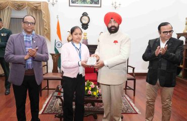 लोक भवन में भारत दर्शन-शैक्षिक भ्रमण कर लौटी छात्रा को सम्मानित करते हुए राज्यपाल।